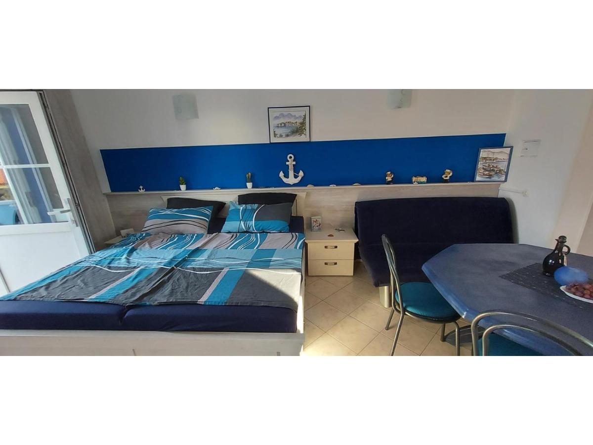 Blue Sea Vir Apartments Bagian luar foto