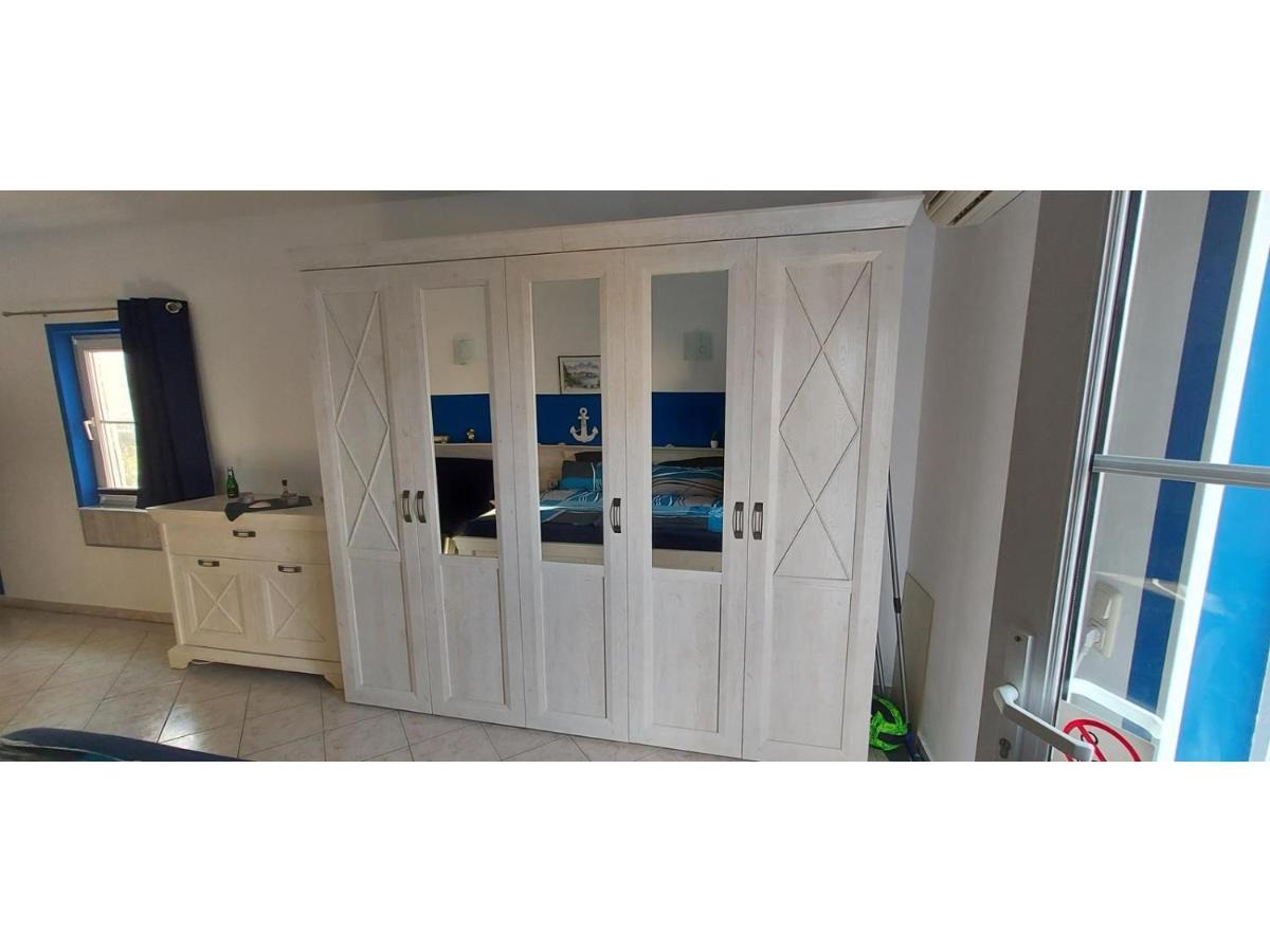 Blue Sea Vir Apartments Bagian luar foto