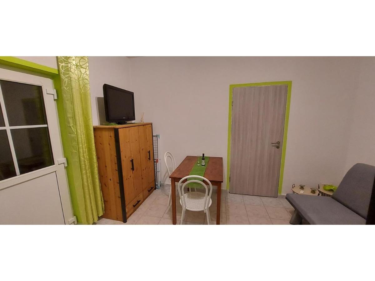Blue Sea Vir Apartments Bagian luar foto